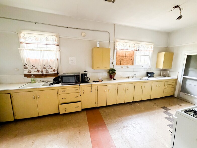 More Photos Of 1107 Spring St, Hot Springs Flex For Sale