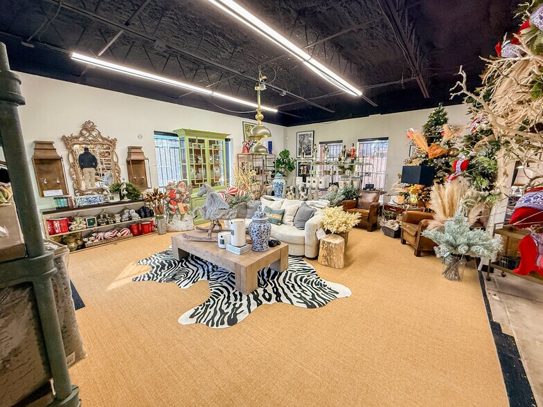 More Photos Of 12131-12137 Valliant St, San Antonio Showroom For Sale