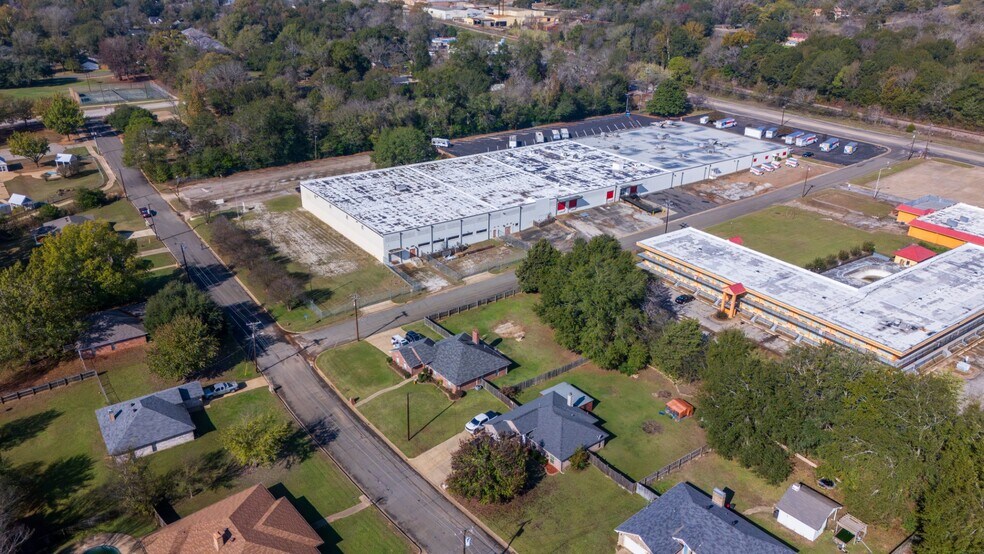 More Photos Of 806 Willowcreek Dr, Jacksonville Warehouse For Lease
