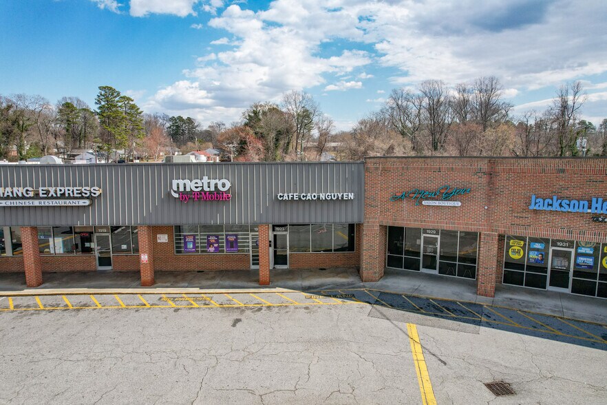 More Photos Of 1911-1937 Coliseum Blvd, Greensboro Storefront For Lease