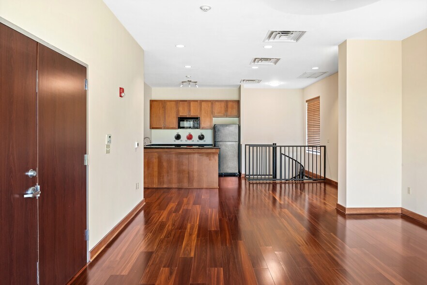 More Photos Of 18000 Groeschke Rd, Houston Airplane Hangar For Lease
