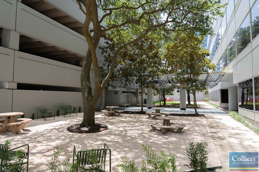 More Photos Of 2425 West Loop South, Houston Office For Lease