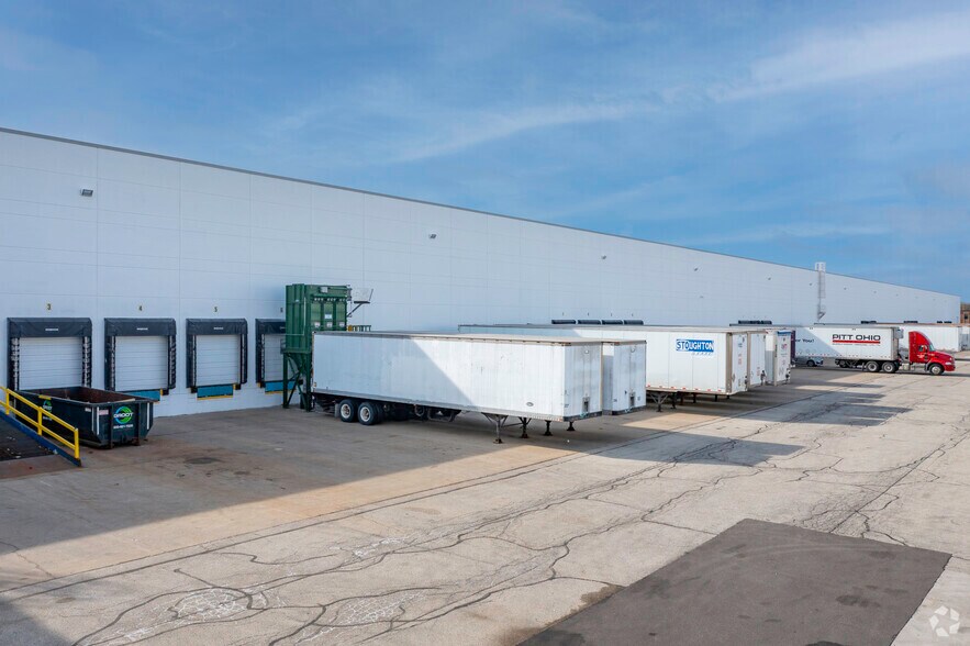More Photos Of 6400-6430 W Howard St, Niles Distribution For Lease
