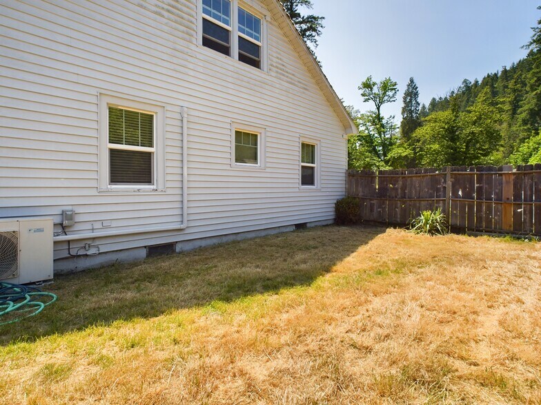 More Photos Of 47393 Highway 58, Oakridge Convenience Store For Sale