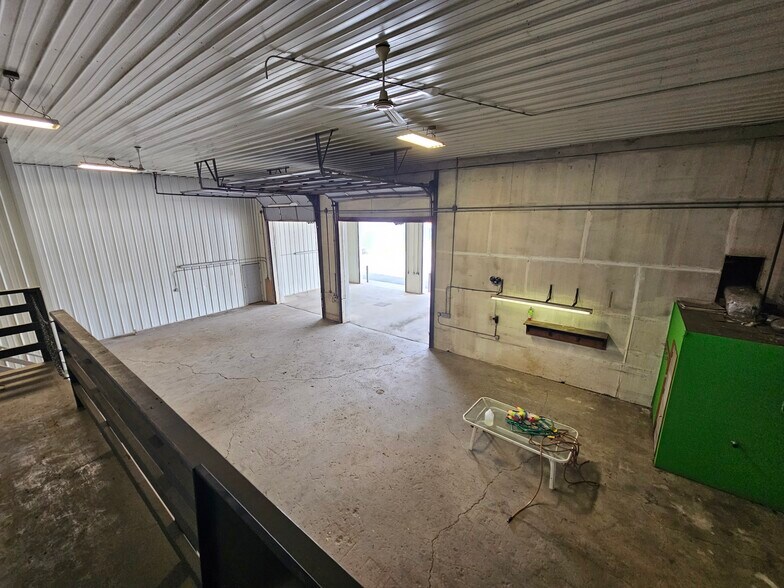 More Photos Of 14 Willet St, Florida Warehouse For Lease