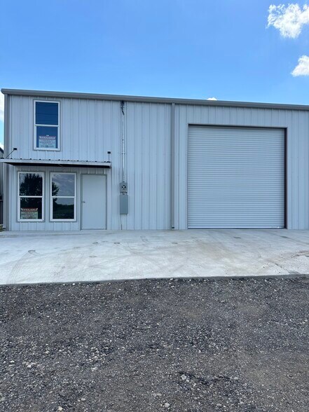 More Photos Of 4072 Old Lorena Rd, Lorena Light Manufacturing For Lease