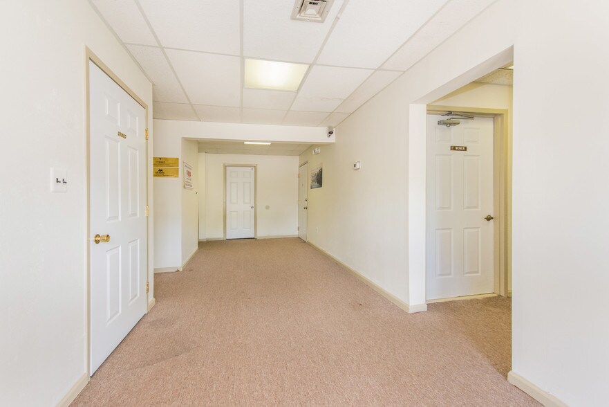 More Photos Of 1967 Lincoln Hwy, Edison Office For Sale