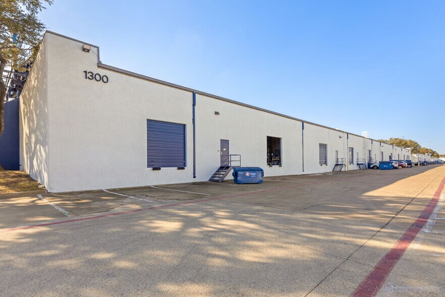 More Photos Of 1300 N Interstate 35E, Carrollton Unknown For Lease