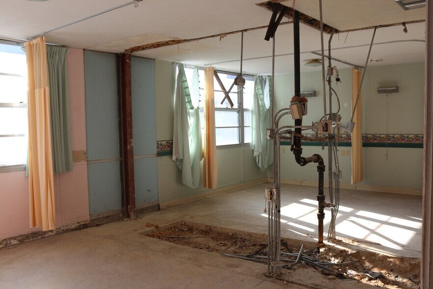 More Photos Of 1500 W Walnut St, Jacksonville Skilled Nursing Facility For Sale