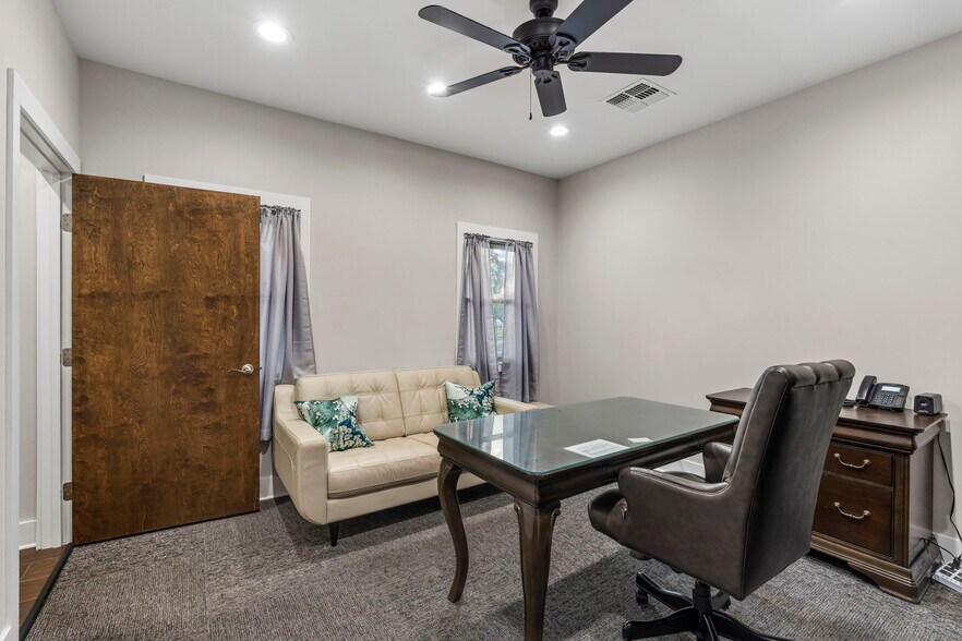 More Photos Of 9518 Tioga Dr, San Antonio Office For Sale