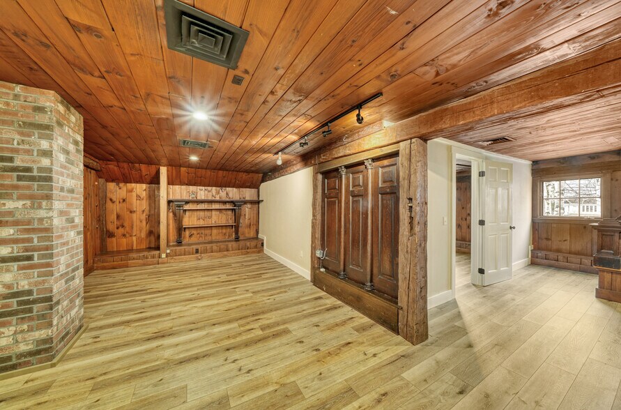 More Photos Of 207-209 Main St, New London Freestanding For Sale