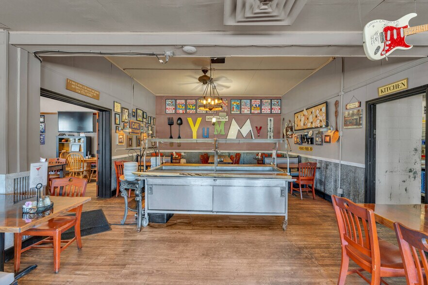 More Photos Of 601 Arizona Ave, Holton General Retail For Sale