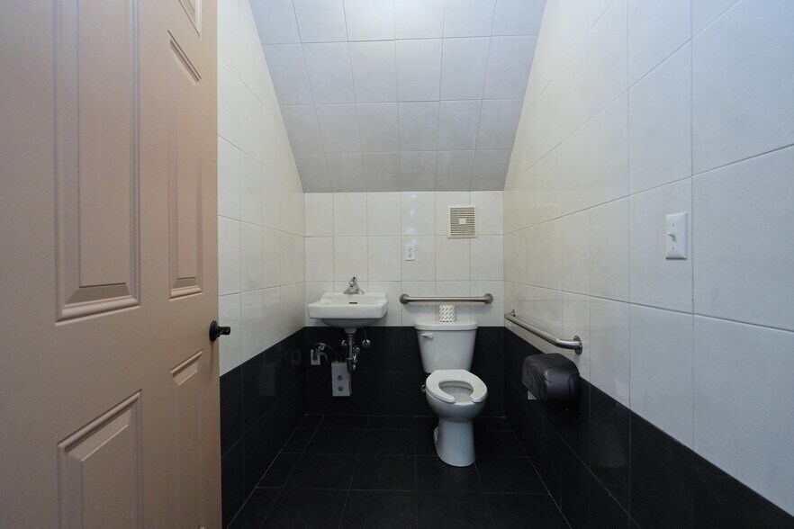 More Photos Of 1086 Forest Ave, Staten Island Medical For Lease