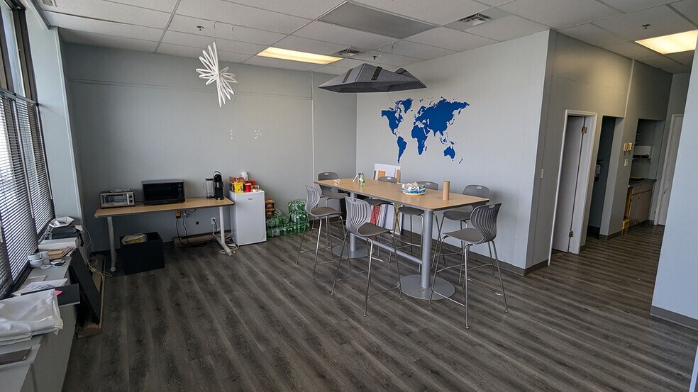 More Photos Of 549 King Edward St, Winnipeg Showroom For Lease