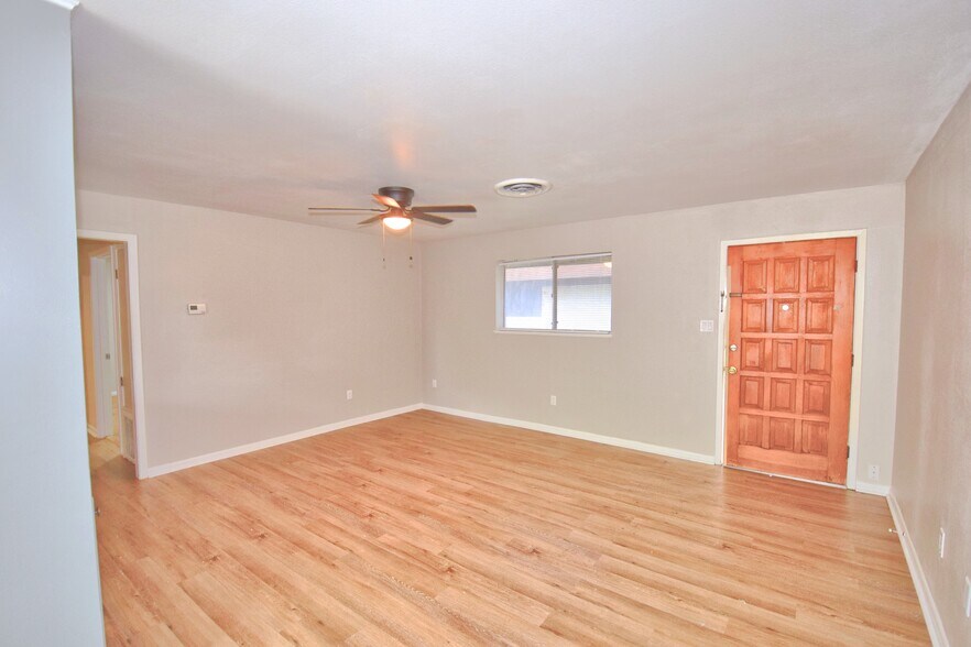 More Photos Of 402 S Tyler St, Beeville Apartments For Sale