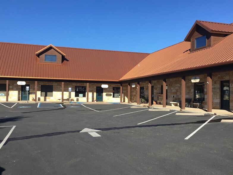 More Photos Of 560 N Main St, Salado Unknown For Lease