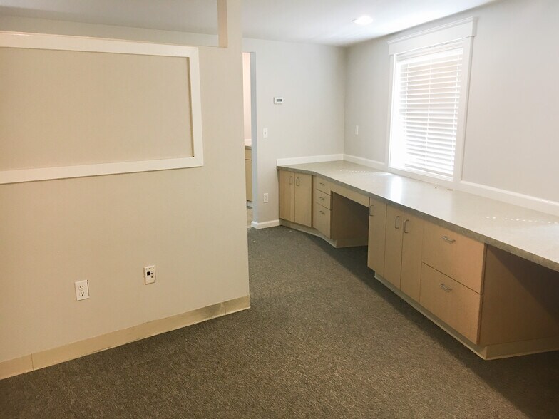 More Photos Of 626 W Main St, Sumner Industrial For Sale