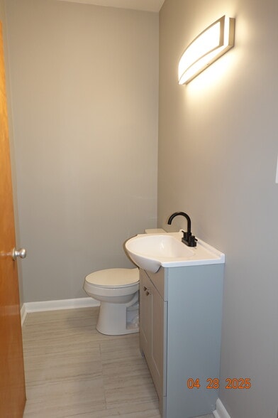 More Photos Of 17 W Mellen St, Hampton Medical For Lease