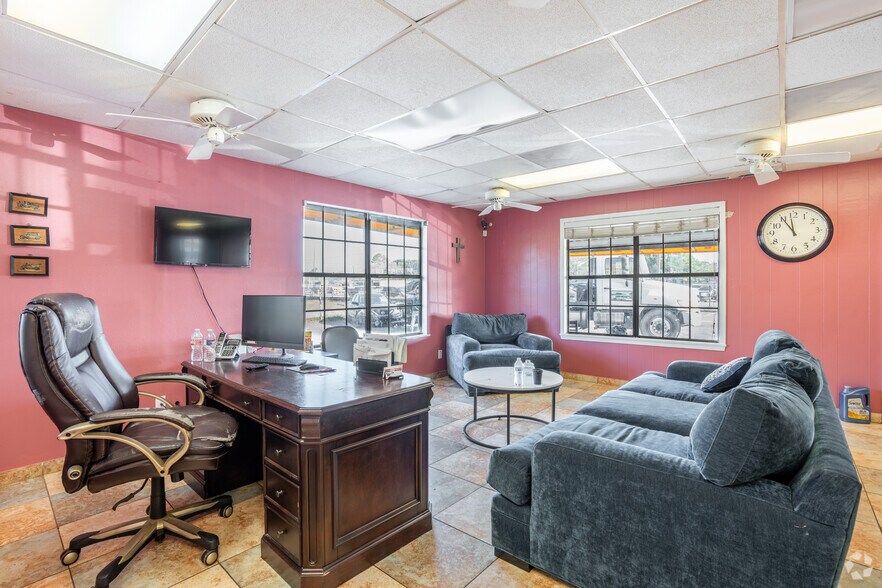 More Photos Of 2606 Shaver St, Pasadena Auto Dealership For Lease