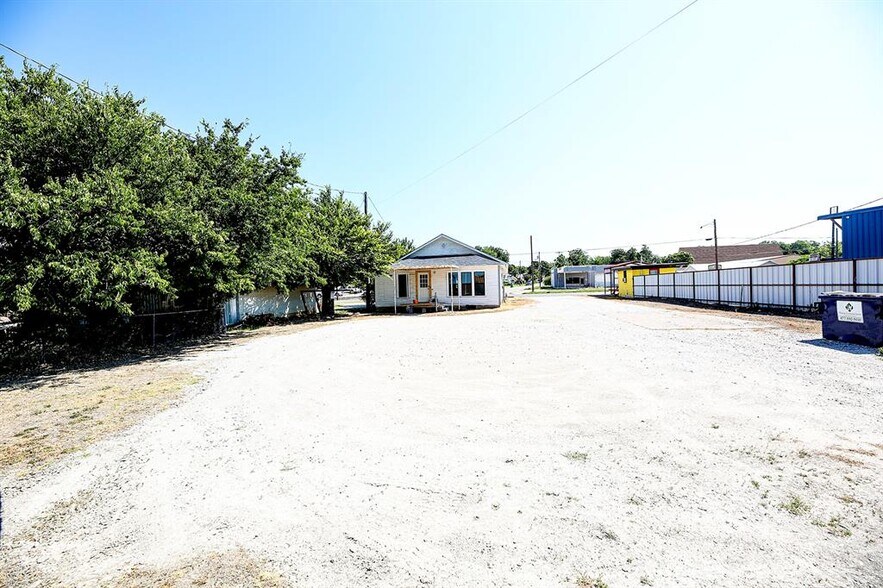 More Photos Of 410 W Wise St, Bowie Light Manufacturing For Sale