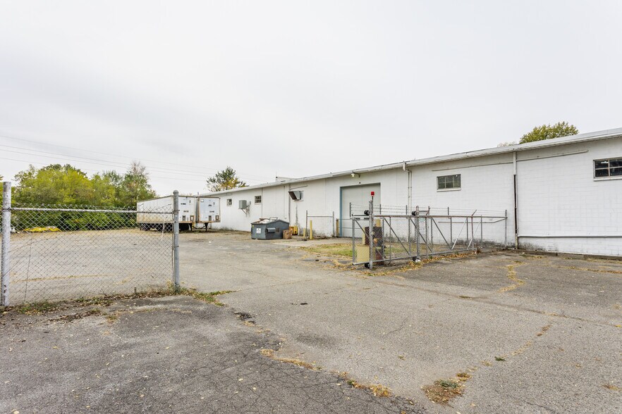More Photos Of 1825 W 18th St, Anderson Warehouse For Sale