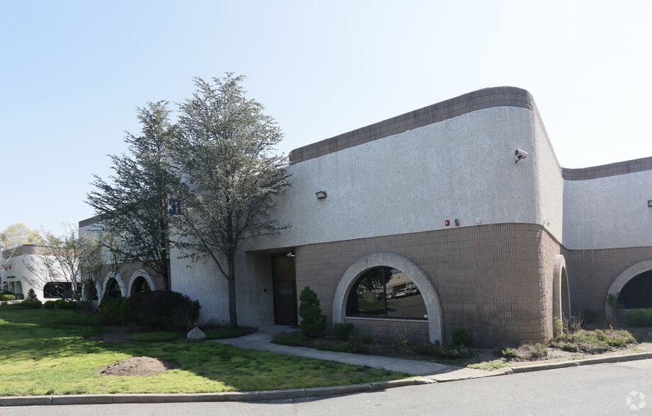 Primary Photo Of 31 Crossways E, Bohemia Warehouse For Lease