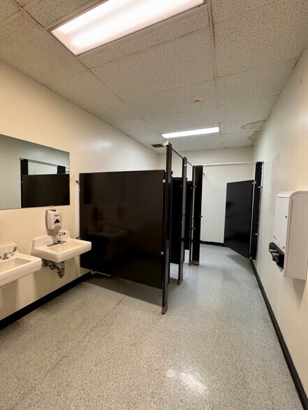 More Photos Of 208 S Johnson St, Macomb Schools For Sale