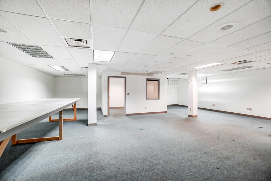 More Photos Of 413-419 N Main St, Findlay Showroom For Sale