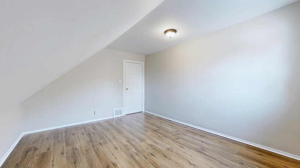 More Photos Of 509 Lakeshore Rd W, Oakville General Retail For Sale