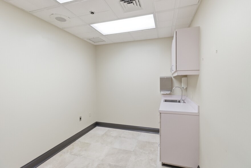 More Photos Of 661 E Altamonte Dr, Altamonte Springs Medical For Sale