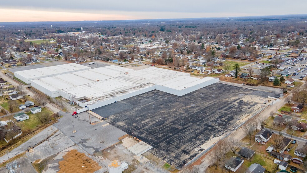 More Photos Of 410 E Lyerla Dr, Herrin Distribution For Lease