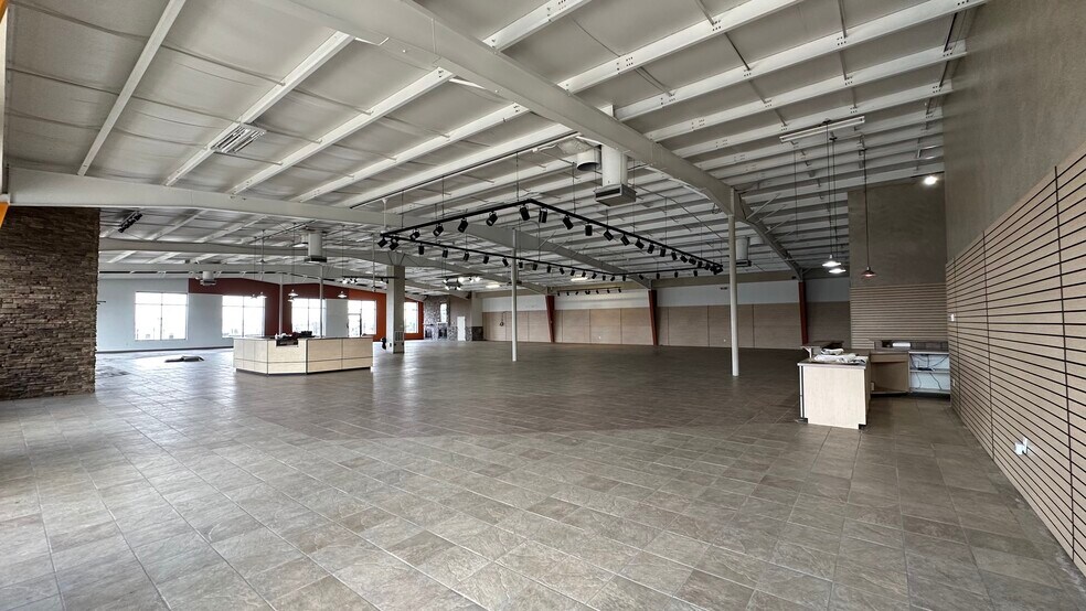 More Photos Of 2401 1/2 Empire, Bloomington General Retail For Sale