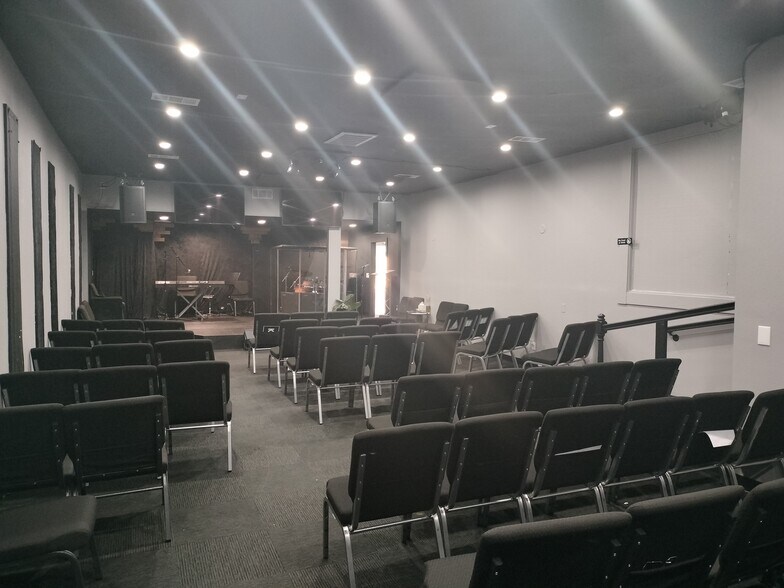 More Photos Of 6944 Reseda Blvd, Reseda Freestanding For Lease