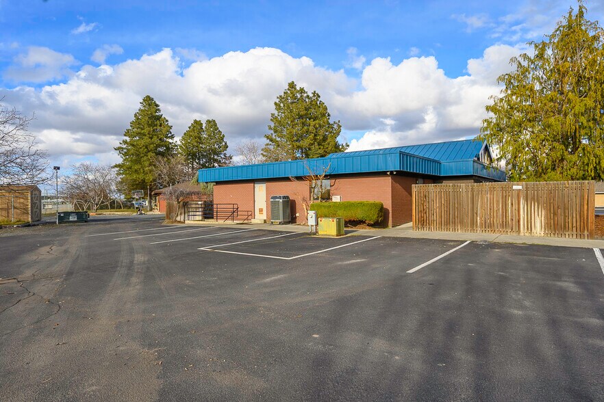 More Photos Of 1336 E Hunter Pl, Moses Lake Office For Sale