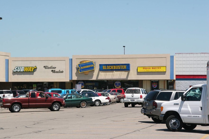 More Photos Of 1152-1200 E Walnut St, Watseka General Retail For Lease