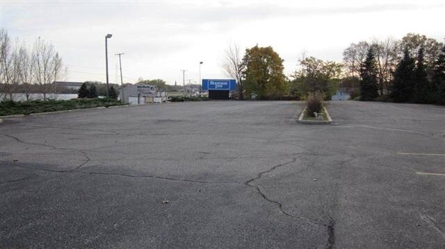 More Photos Of 200 Arthur St, Manistee Hotel For Lease