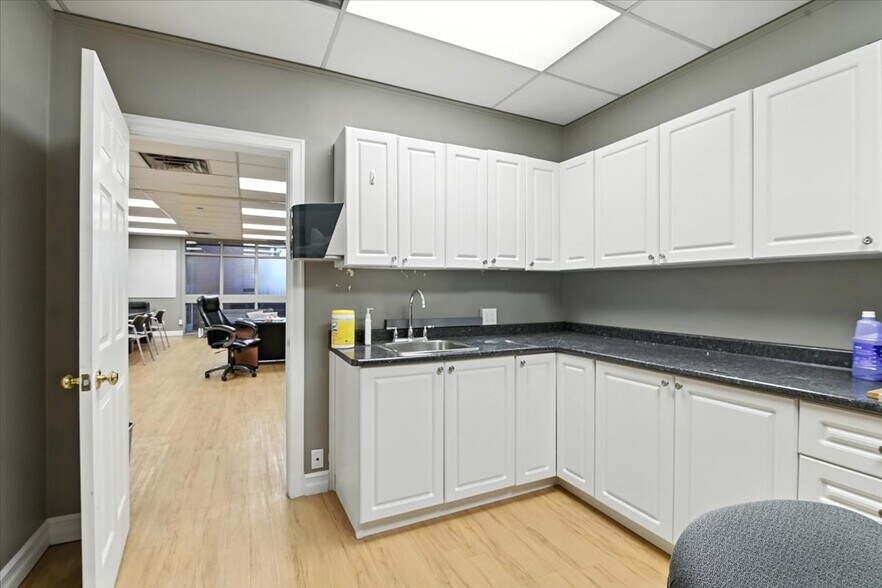 More Photos Of 372 King St, Oshawa Medical For Lease