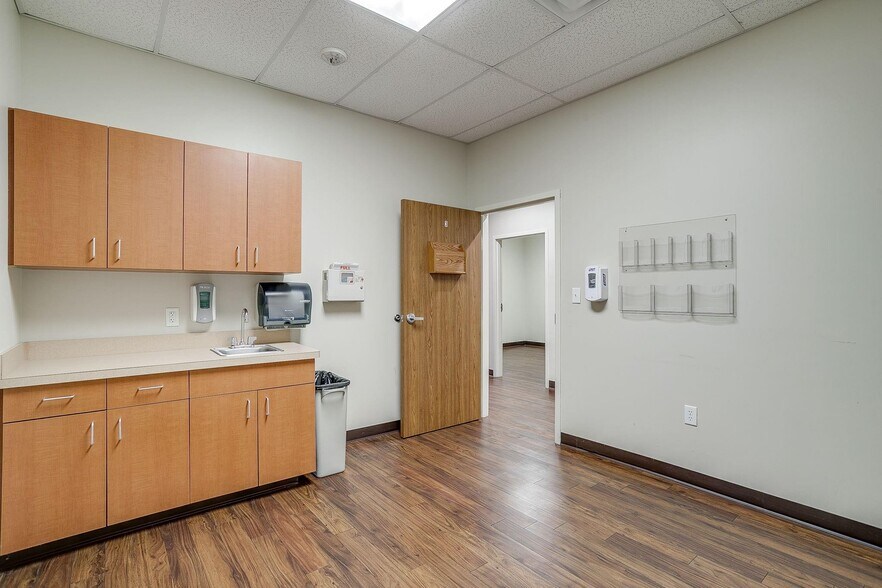 More Photos Of 1200 Crawford Ave, Granbury Medical For Lease