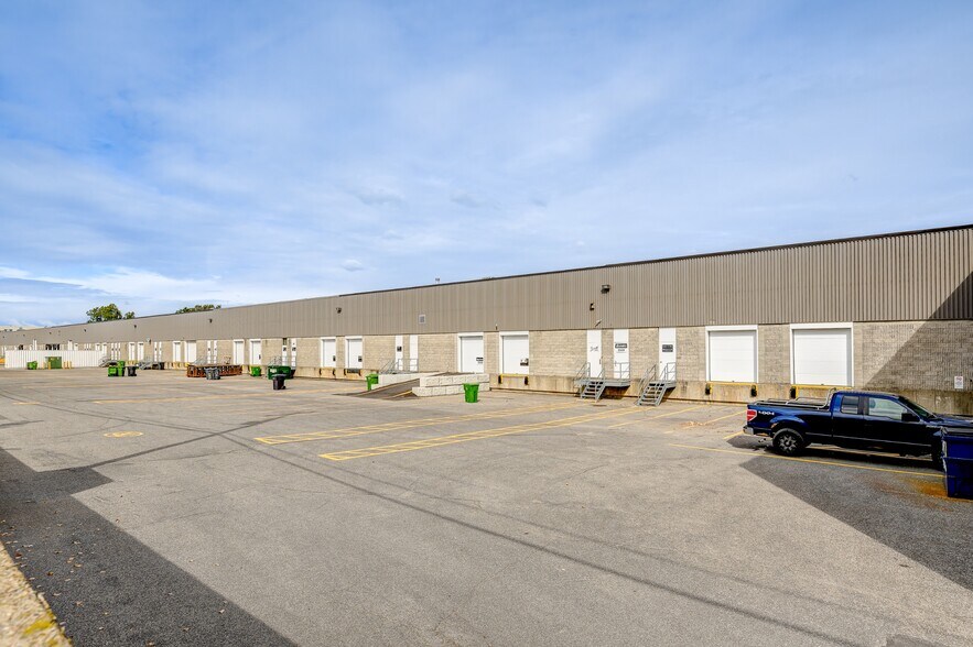More Photos Of 3339-3403 St Griffith, Saint-Laurent Warehouse For Lease