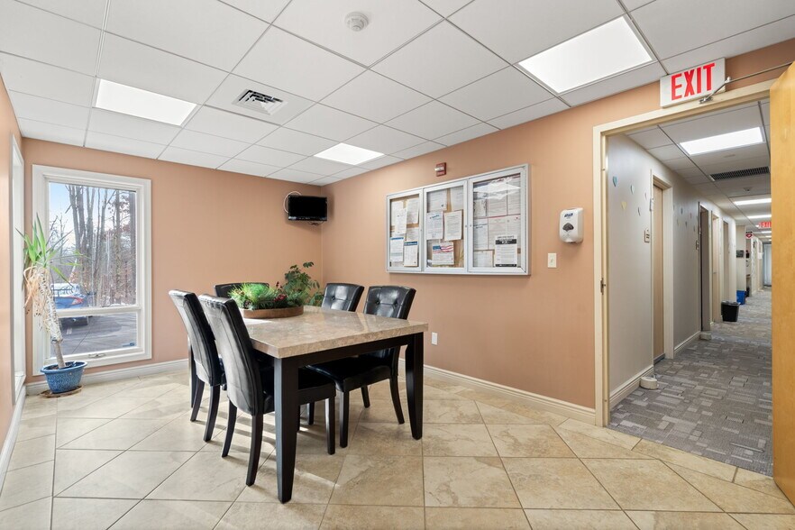 More Photos Of 103 Stiles Rd, Salem Medical For Lease