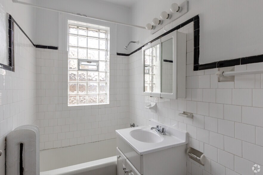 More Photos Of 632-644 W Addison St, Chicago Apartments For Lease