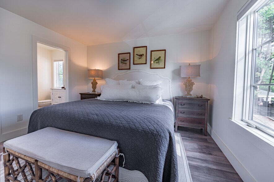 More Photos Of 118 Oak Crescent Cir, Clayton Hotel For Sale
