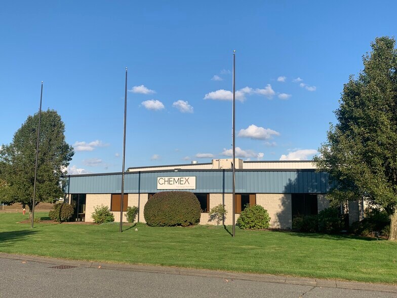 More Photos Of 11 Veterans Dr, Chicopee Showroom For Lease