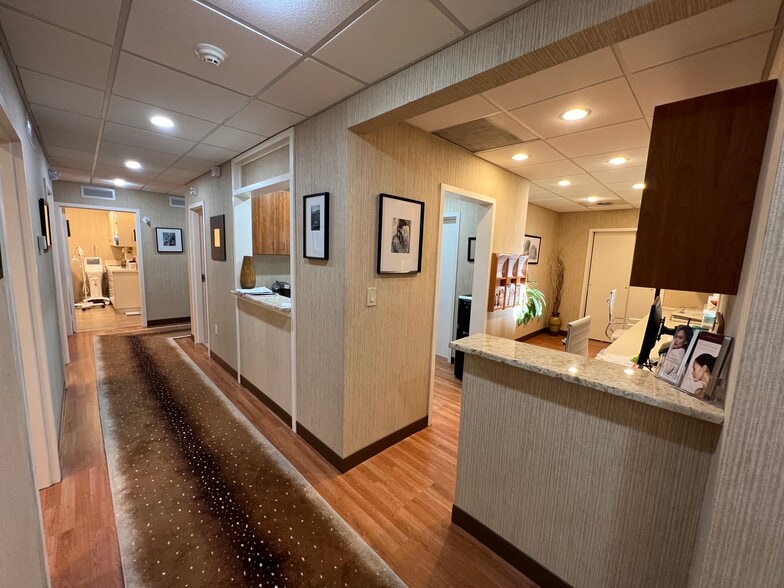 More Photos Of 2 1/2 Dearfield Dr, Greenwich Medical For Lease