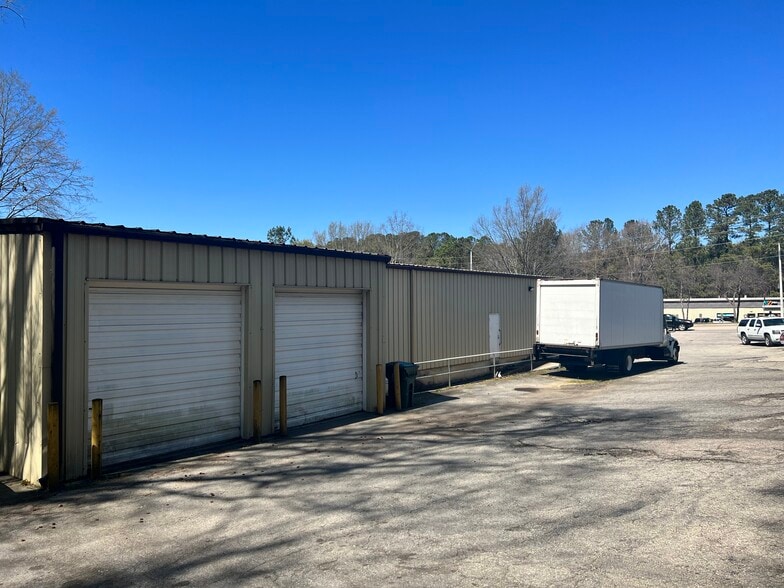 More Photos Of 413 W Chatham St, Cary Flex For Lease