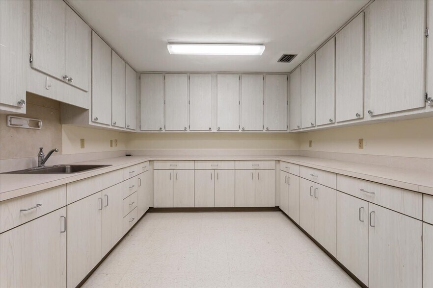 More Photos Of 7019 NW 11th Pl, Gainesville Medical For Lease