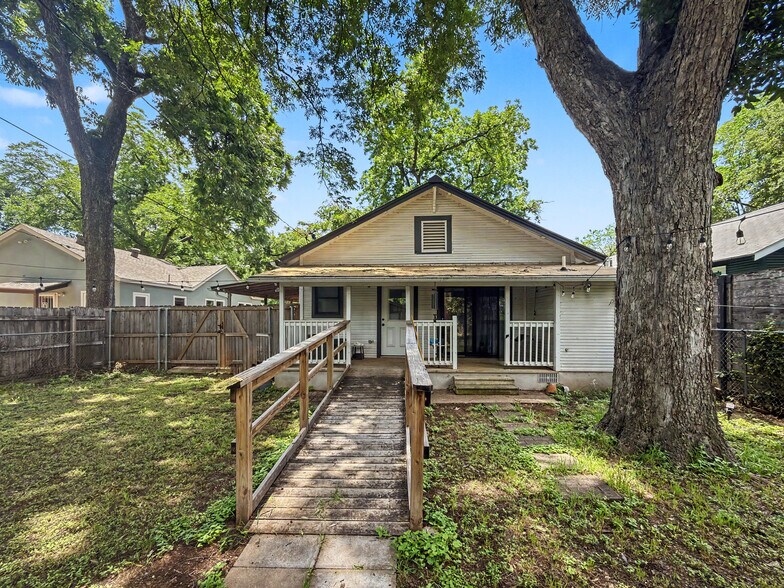 More Photos Of 2506 E Cesar Chavez St, Austin Office For Lease