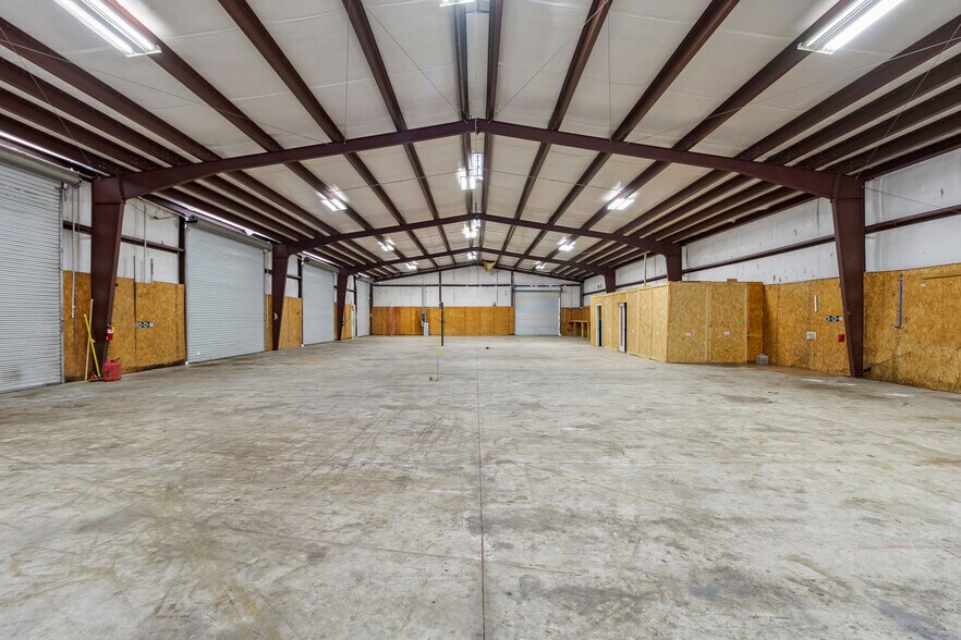More Photos Of 1502 S Frazier St, Conroe Distribution For Lease