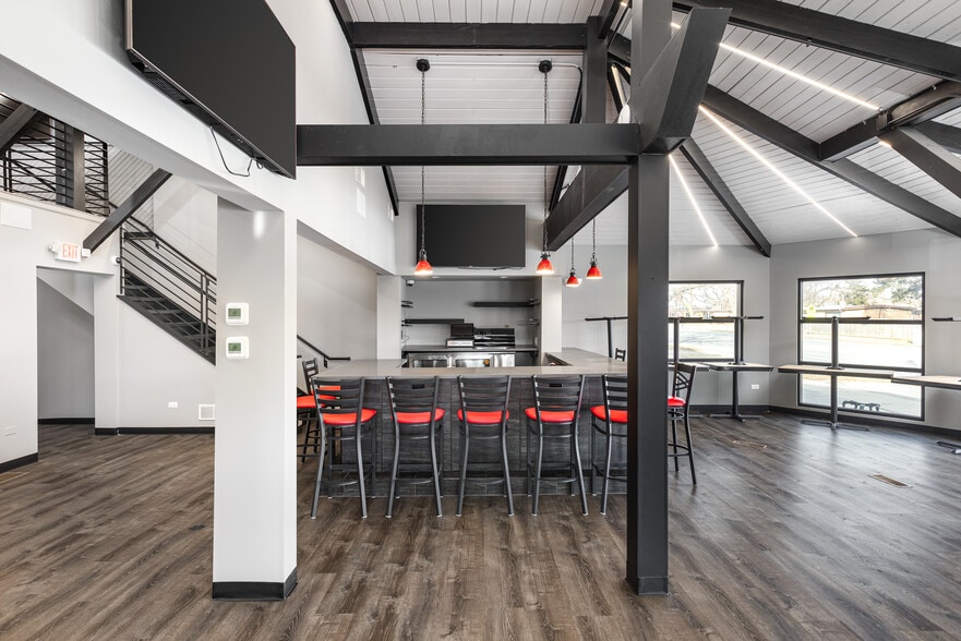 More Photos Of 9750 S Roberts Rd, Palos Hills Freestanding For Sale