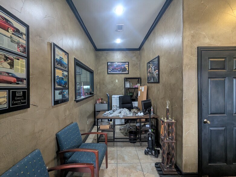 More Photos Of 5320 W Parkway St, Groves Industrial For Sale